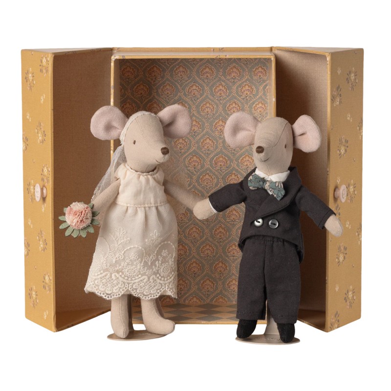 Couple de mariés dans son...
