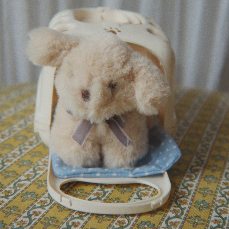 Peluche miniature chien Konges Sløjd avec panier