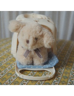 Peluche miniature chien Konges Sløjd avec panier
